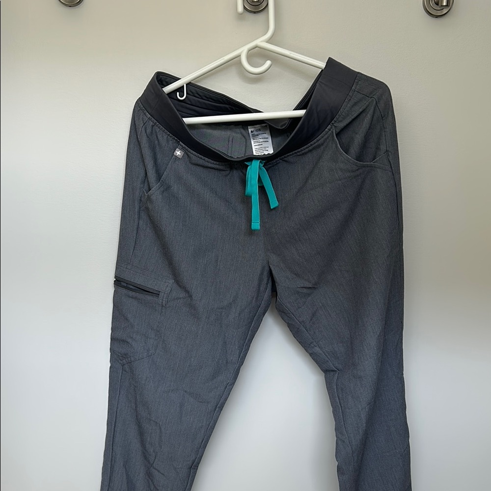 Women’s medium FIGs scrub pants